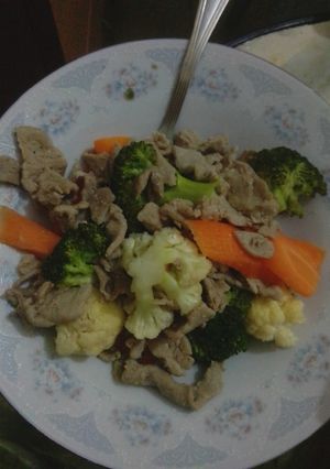 Una foto de Bistec de cerdo con verduras