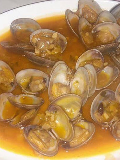 Una foto de Almejas en salsa americana