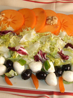 Una foto de Ensalada agridulce con cakis y mozzarella