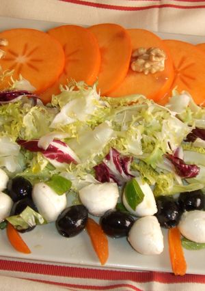 Foto principal de Ensalada agridulce con cakis y mozzarella