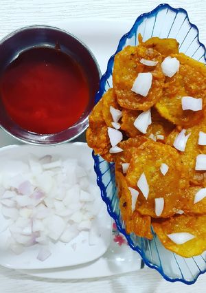 બટાકાના ભજીયા(bataka bhajiya recipe in gujarati) રેસીપી મુખ્ય ફોટો
