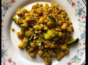 Foto di Farro con curcuma, ceci e zucchine