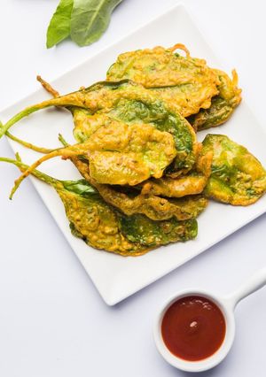 A picture of Crispy Paalak Pakoray (Spinach Pakoras).