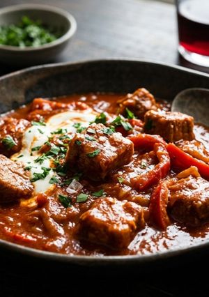 Una foto de 🍲 Goulash de Cerdo Low-Carb (Sabor Intenso y Cero Harinas)