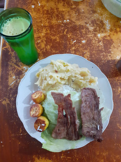 Una foto de DELICIOSO PURE DE PAPA, CON CARNE ASADA