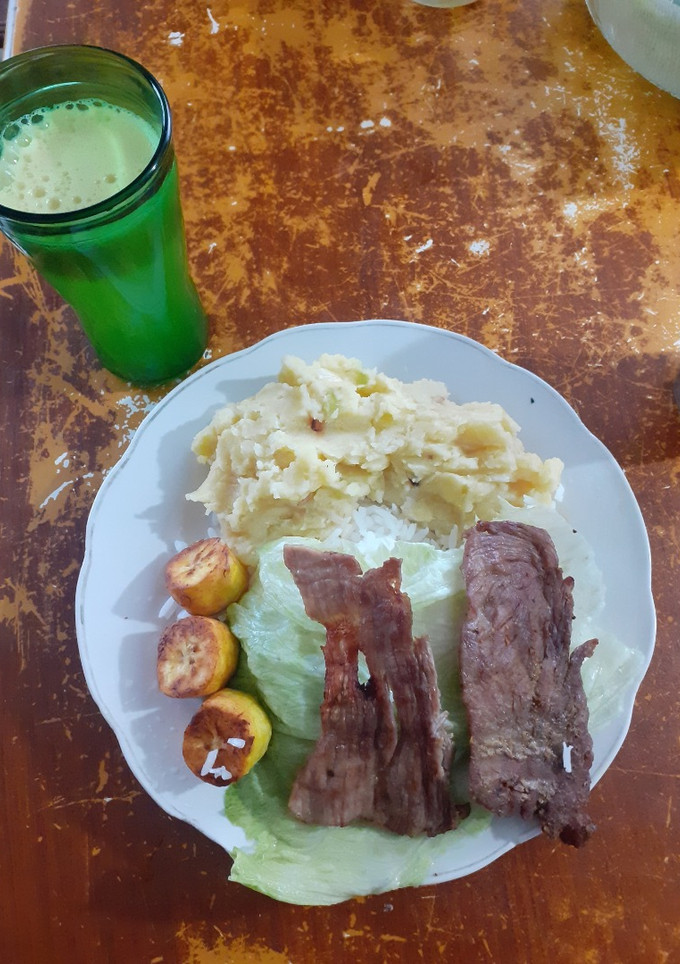 Una foto de DELICIOSO PURE DE PAPA, CON CARNE ASADA