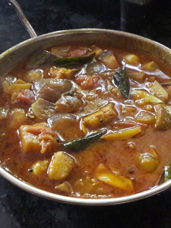 சின்ன வெங்காயம் கத்தரிக்காய் காரக்குழம்பு (Kaara kulambu Recipe in Tamil) செய்முறை முக்கிய புகைப்படம்