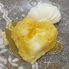 A picture of Semolina dessert with icecream حلوى السميد بالايس كريم.