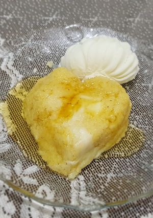 A picture of Semolina dessert with icecream حلوى السميد بالايس كريم.