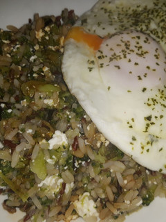Una foto de Arroz con brócoli, queso fresco y huevo