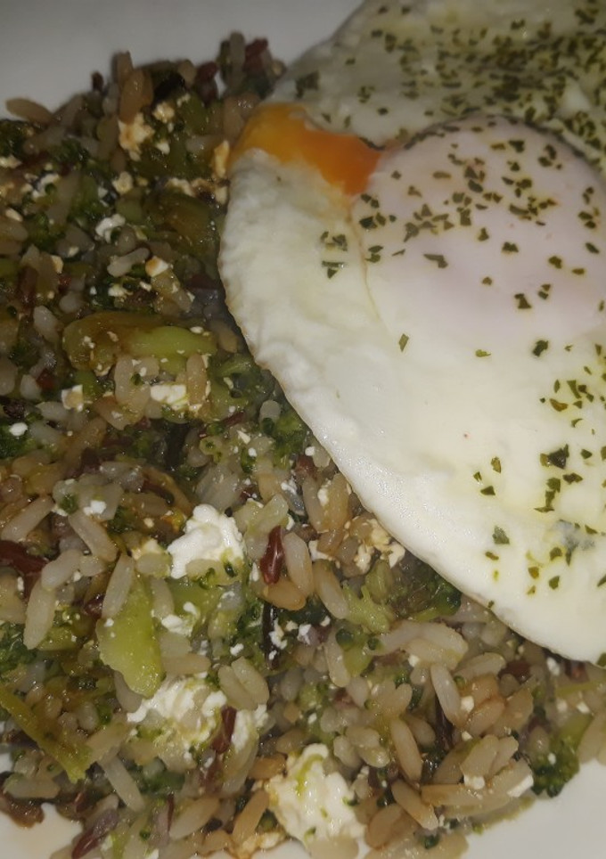 Una foto de Arroz con brócoli, queso fresco y huevo