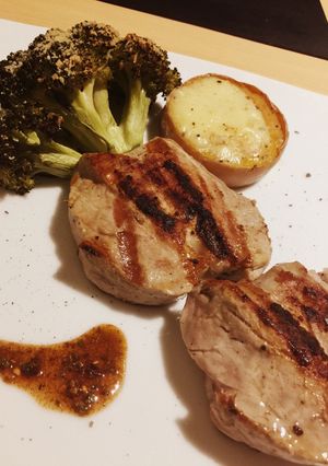 Una foto de Solomillo de cerdo con verduras gratinadas