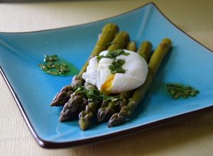 Une photo de Asperges vertes, vinaigrette à l'ail des ours et œuf poché (IG bas)