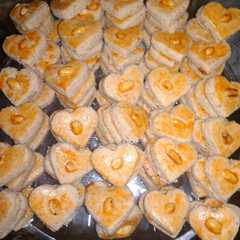 A picture of Kue kacang lezat.