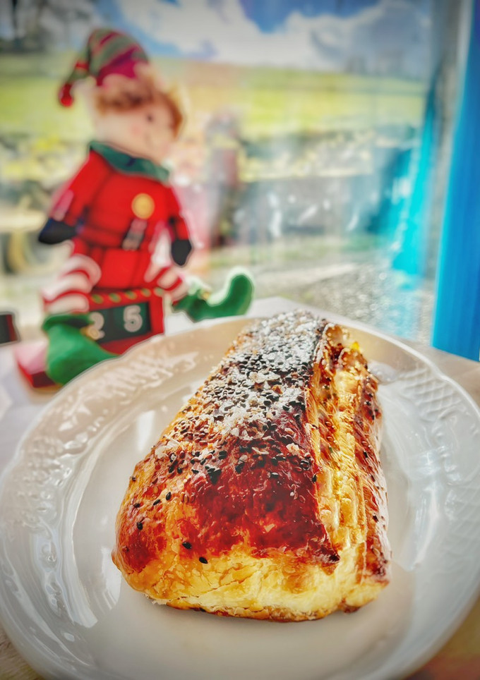 Una foto de Hojaldre de Navidad con carne y frutos secos