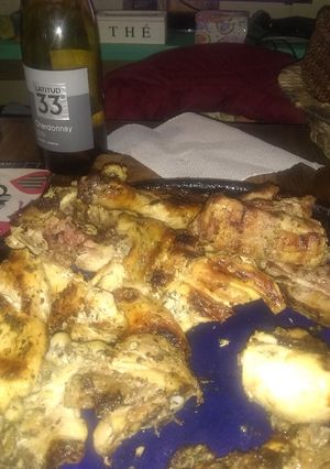 Una foto de Asado a la parrilla de pollito en adobo de chimichurri y mostaza