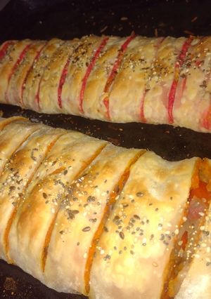 Una foto de Arrollado calabaza, cebolla caramelizada y queso