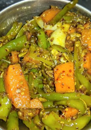 गाजर और हरी मिर्च का अचार रेसिपी मुख्य फोटो