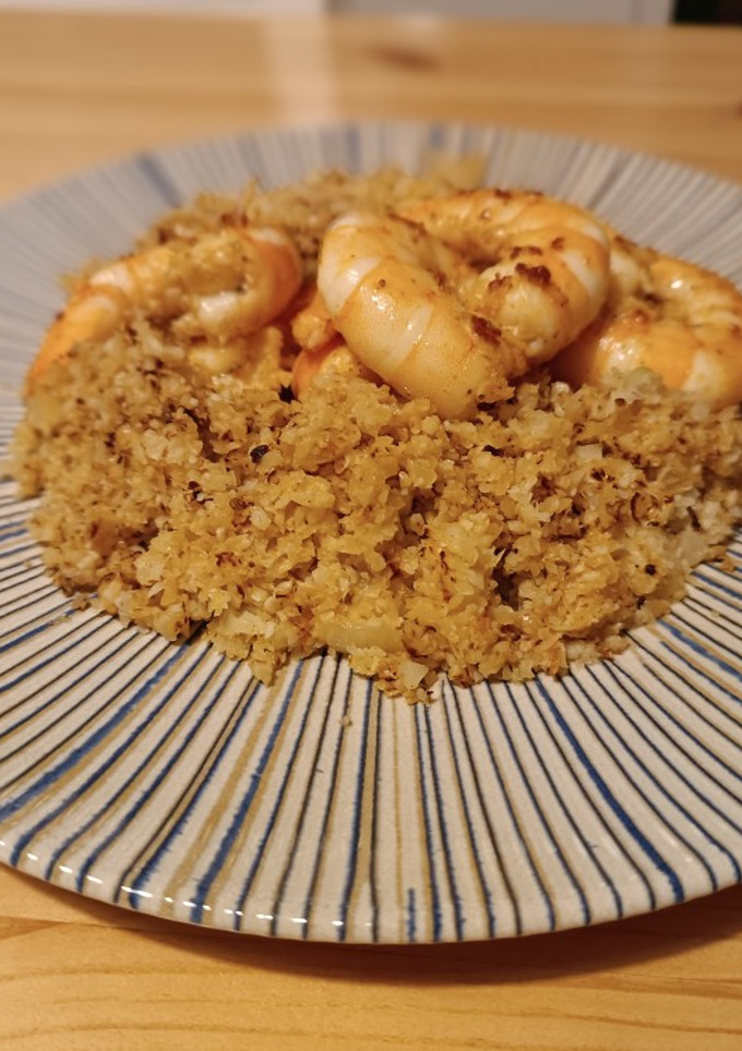 Una foto de Migas de coliflor sabor Cookpad con langostinos