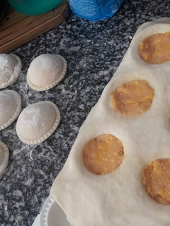 Una foto de Sorrentinos de cheddar y jamón