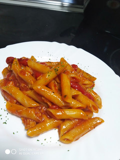 Una foto de Pasta de atún con pimientos 😋