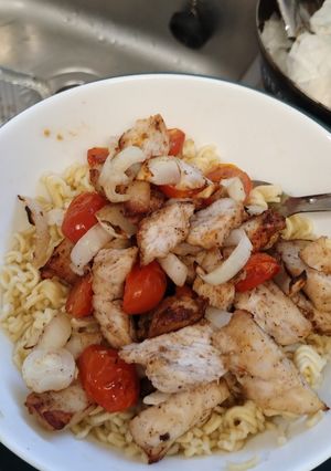 A picture of Salt & pepper chicken with noodles 🍜.