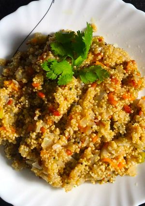 सफेद किनुआ का उपमा (safed quinoa ka upma recipe in Hindi) रेसिपी मुख्य फोटो