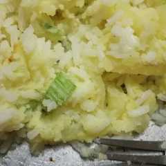 Una foto de Ensalada fácil de papas, arroz, huevo y apio