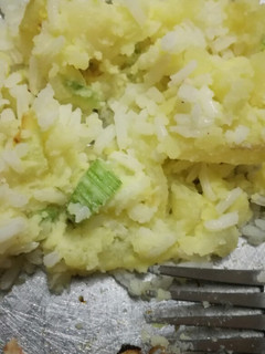 Una foto de Ensalada fácil de papas, arroz, huevo y apio