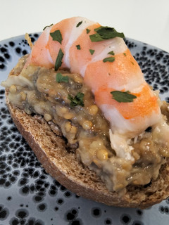Una foto de Montadito de baba ganoush y langostinos