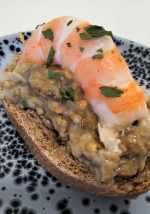 Una foto de Montadito de baba ganoush y langostinos