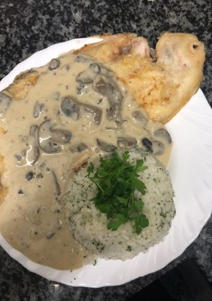 Una foto de 108. Lenguado con salsa de setas (principal pescado)