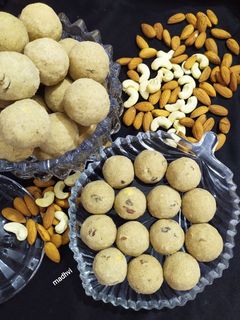 गोंद और आटा के लड्डू (gond aur atta ke ladoo recipe in Hindi) रेसिपी मुख्य फोटो