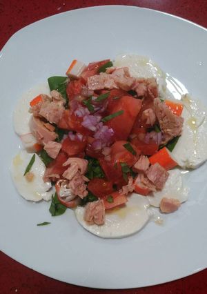 Una foto de Ensalada de espinacas y Mozzarela