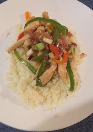 Una foto de Wok de pollo