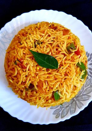 સેઝવાન રાઈસ (Schezwan Rice Recipe In Gujarati) રેસીપી મુખ્ય ફોટો