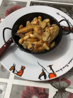 Una foto de Alas de pollo al ajillo