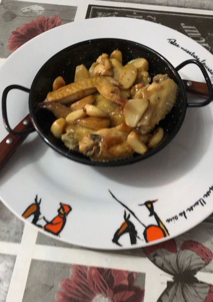 Una foto de Alas de pollo al ajillo