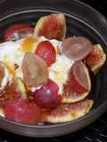 Compotera de piononono con higos, uvas y falsa crema