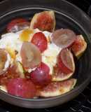 Compotera de piononono con higos, uvas y falsa crema