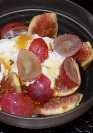 Una foto de Compotera de piononono con higos, uvas y falsa crema