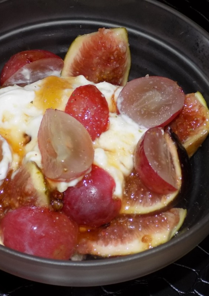 Una foto de Compotera de piononono con higos, uvas y falsa crema