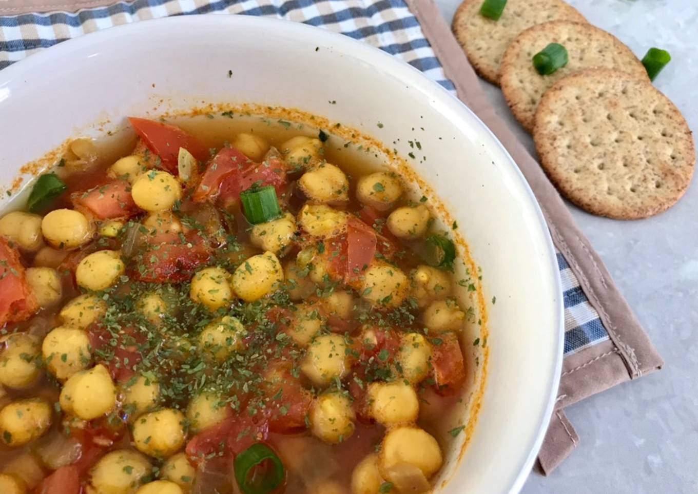 Soupe aux pois chiches, cari et tomates
