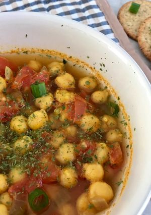Une photo de Soupe aux pois chiches, cari et tomates
