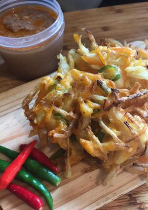 A picture of Bakwan sayur - Veggie fritters.