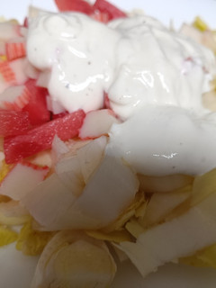 Una foto de Endivias con sandía y salsa ligera de yogurt