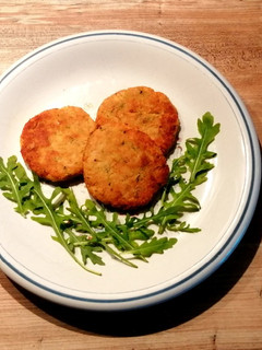 Una foto de Tortitas de atún y patata, tan suaves que se deshacen en tu boca