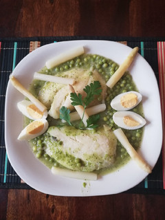 Una foto de Lomos de merluza en salsa con guisantes