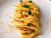 Una foto di pasta bottarga