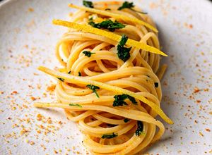 Foto di Spaghetti Ajo, Ojo e Peperoncino con Bottarga e Limone Candito